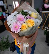 Букет цветов из:  Герберы, Розы и Хризантемы в Кармалиновской