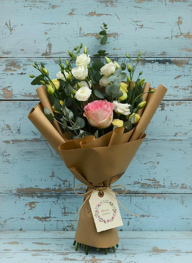 Букет цветов из: Розы и Лизиантусы в Кармалиновской