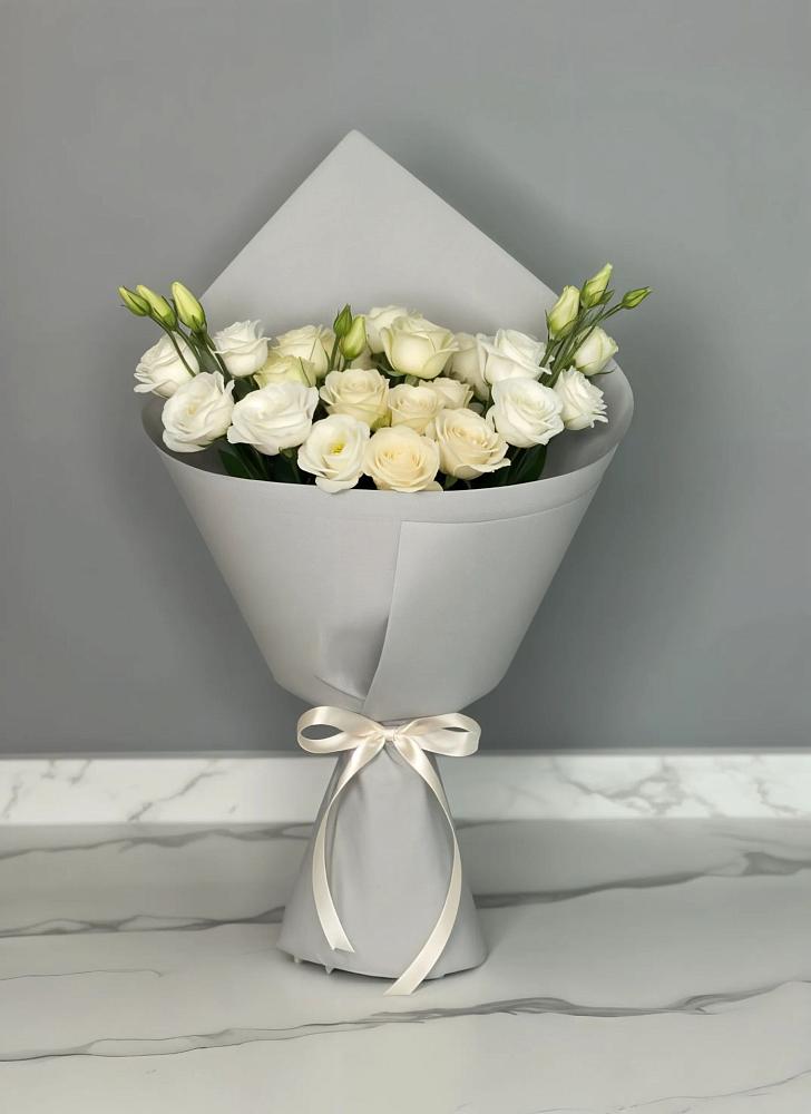 Букет цветов из: Розы и Лизиантусы в Кармалиновской