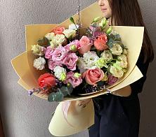 Букет цветов из:  Розы, Лизиантусы и Гвоздики #REPLACE_PRED# Кармалиновской