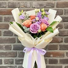 Букет цветов из:  Лизиантусы и Розы в Кармалиновской