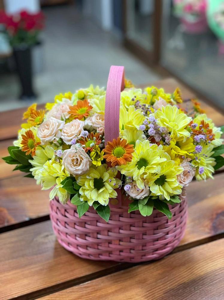 Цветочная композиция из Хризантемы и Розы в корзине в Кармалиновской