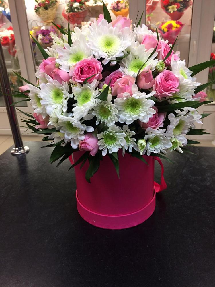 Цветочная композиция из Розы и Хризантемы в шляпной коробке в Кармалиновской