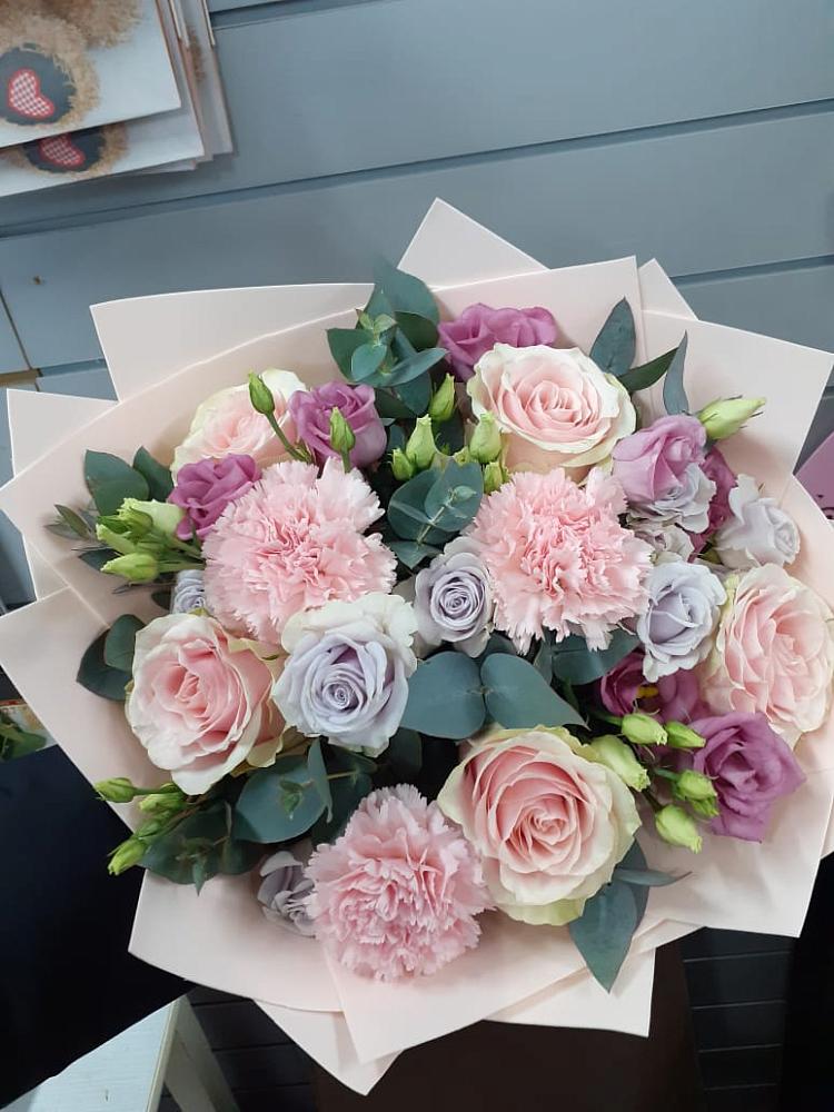 Букет цветов из: Розы, Гвоздики и Лизиантусы в Кармалиновской