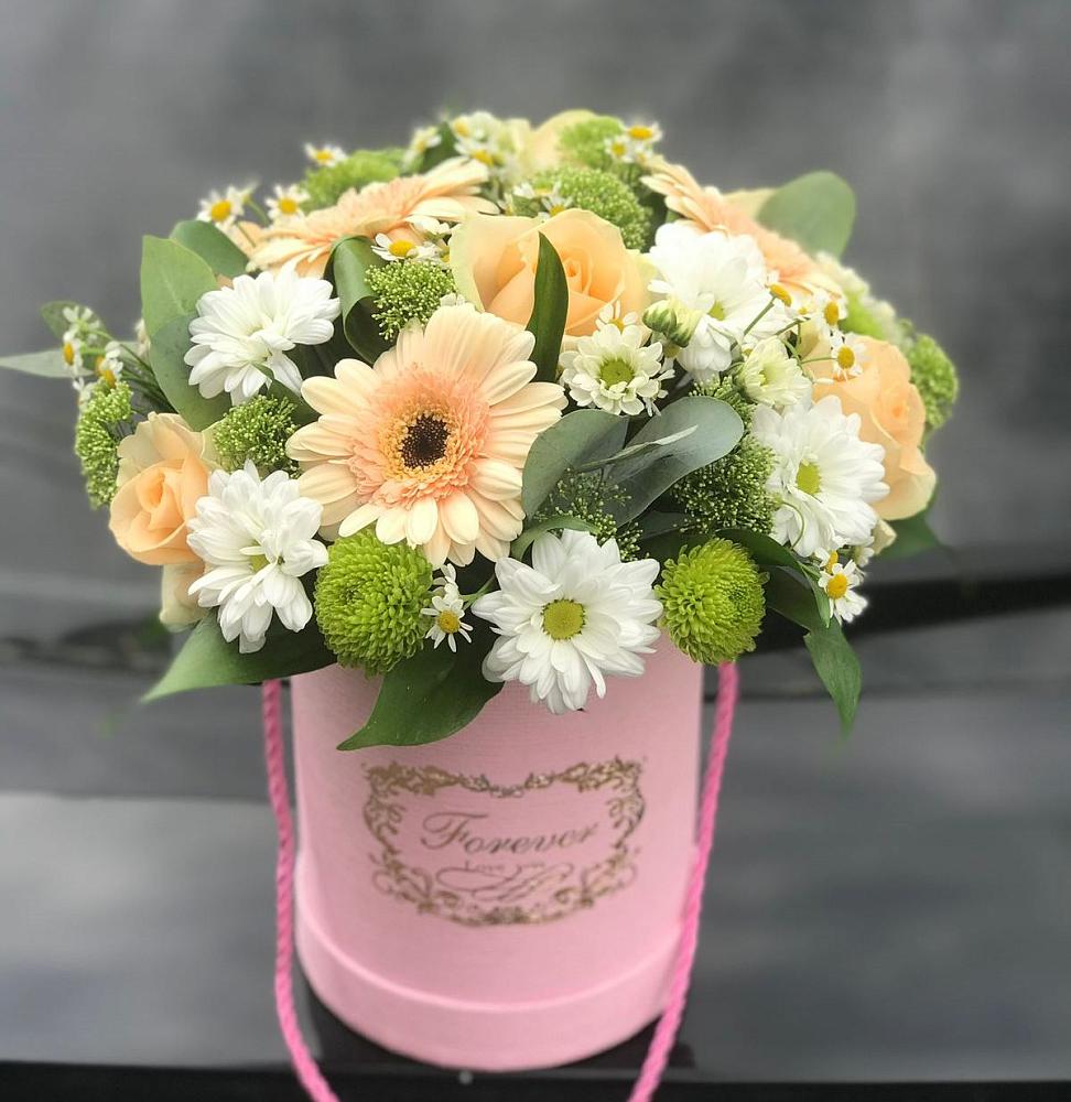 Цветочная композиция из Розы, Герберы и Хризантемы в шляпной коробке в Кармалиновской