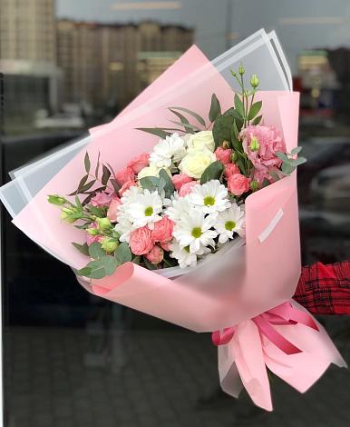 Букет цветов из: Розы, Лизиантусы и Хризантемы в Кармалиновской