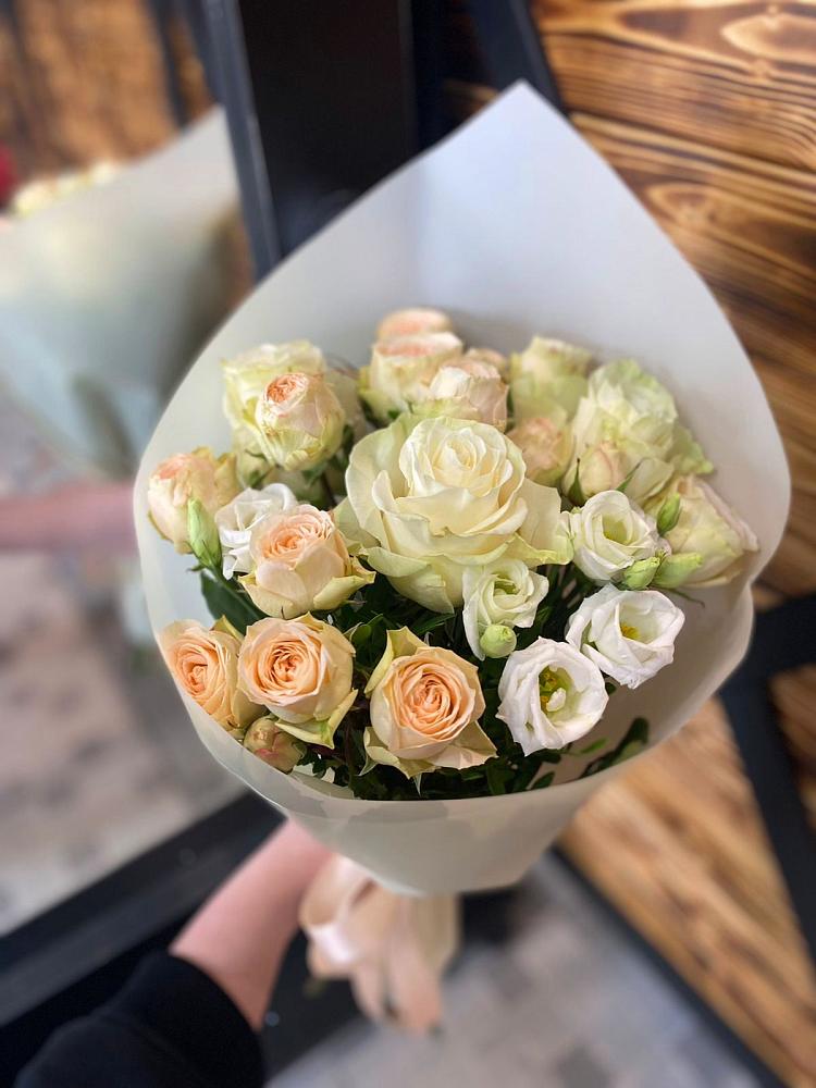 Букет цветов из: Розы и Лизиантусы в Кармалиновской